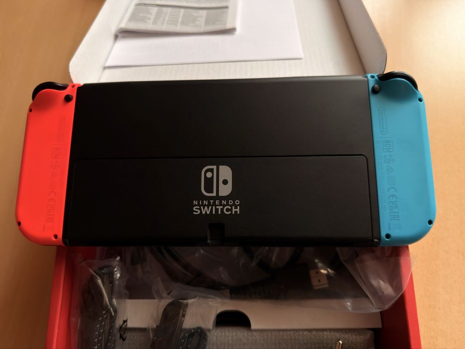 Вживаний Nintendo Switch OLED в ідеальному стані та повній комплектації + аксесуари