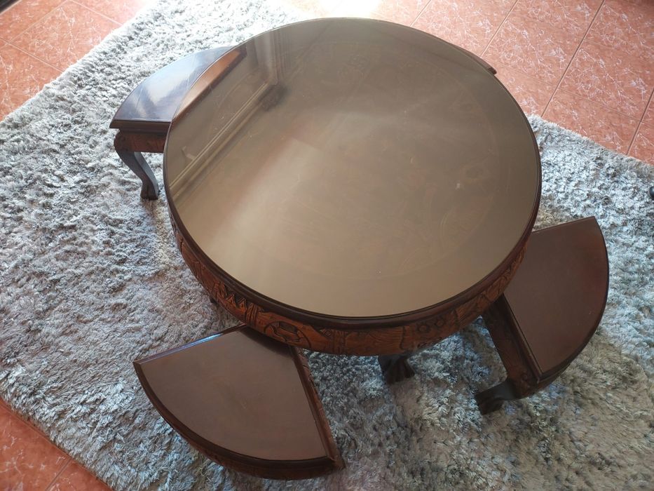 Mesa de Centro Redonda em Madeira Entalhada com 4 Bancos.
