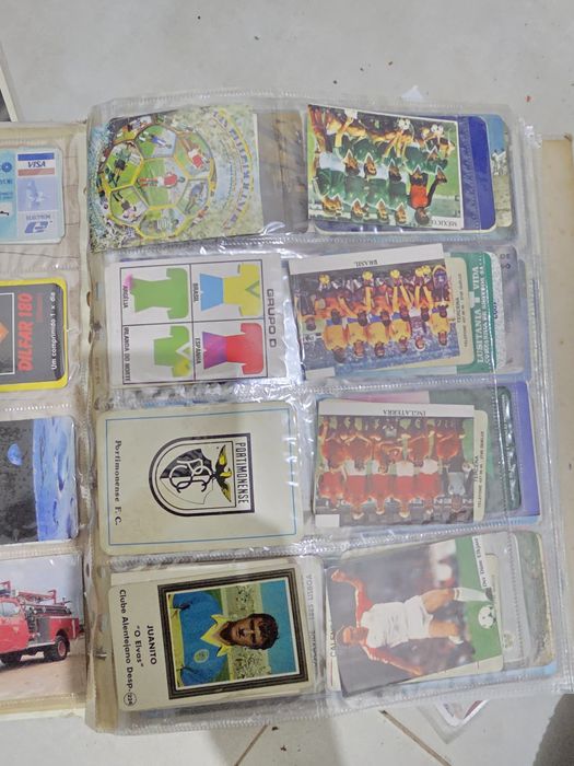 Lote Colecionismo Retro Anos 80/90: Cromos Futebol, 90210, Elvis e Calendários