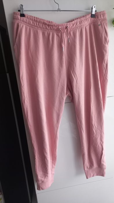 Różowe pudrowy róż spodnie dresowe rozm.4XL/5XL