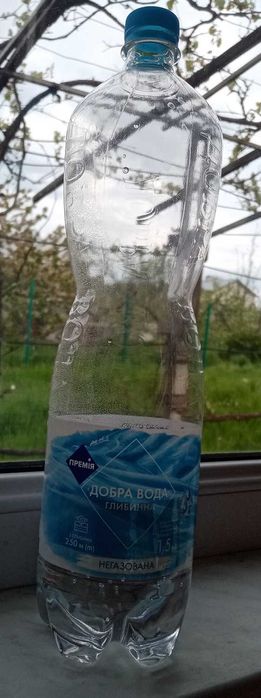 чисті пластикові пляшки (багато) 1,5л або бутлі 6л з під питної води