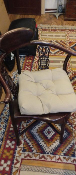 Cadeira de braços de pau rosa trabalhada nas laterais