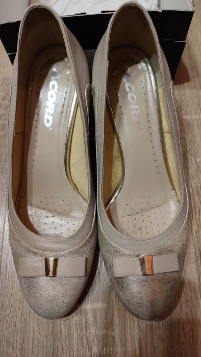 Buty na obcasie rozmiar 39 beżowe