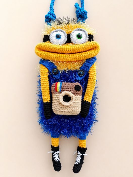 В'язана сумочка монстрик для мобільного телефону  через плече / handmade