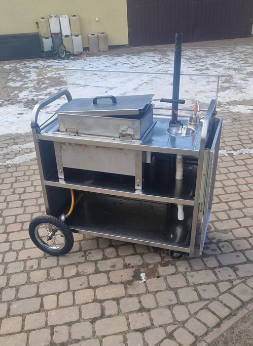Mobilny wózek  gastronomiczny z frytkownica.
