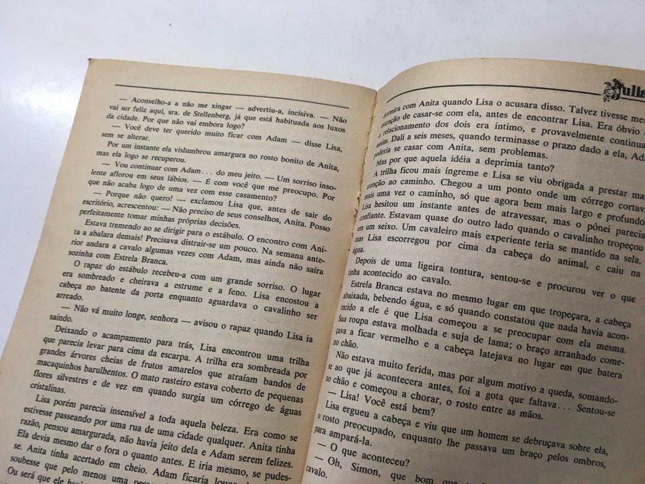 Livro - 'Julia' - O Jogo Proibido do Amor