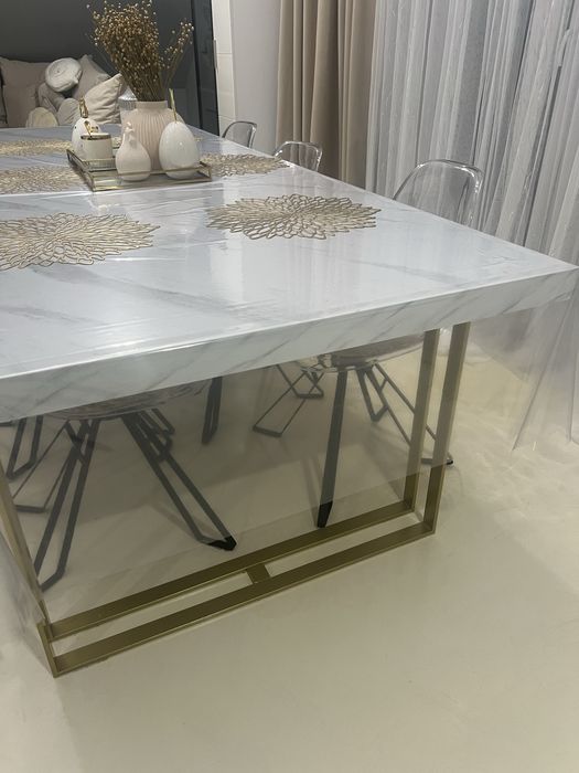 Stół loft marmur ze złotymi nogami do salonu