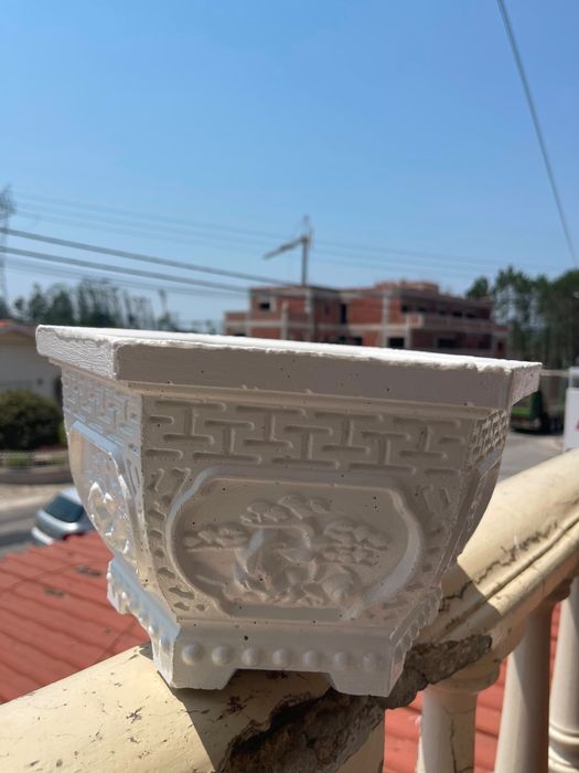 Vasos e pilar para decoração de jardim