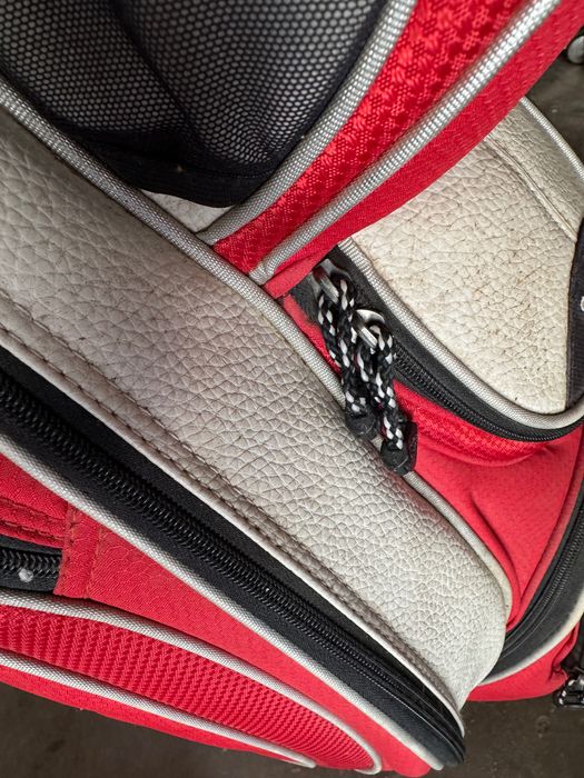 Saco de golf Callaway com conjunto de tacos.