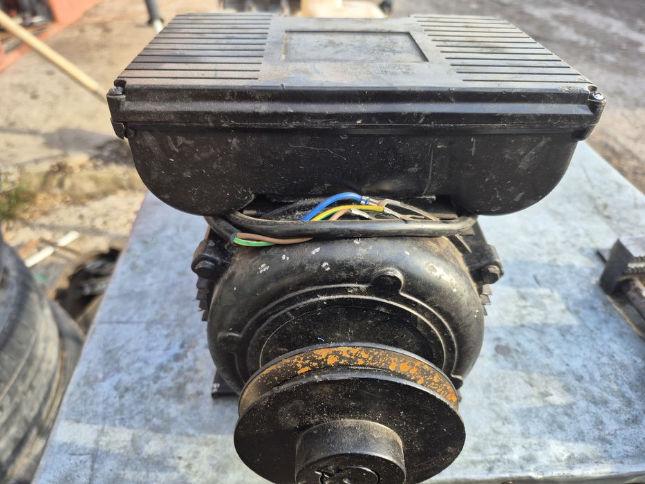 Електро двигун 2.2 кв 2800 обертів  220 вольт