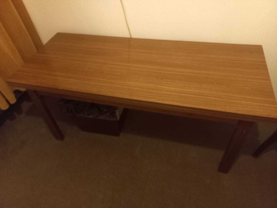 Stół z krzesłami, tapczan i ława