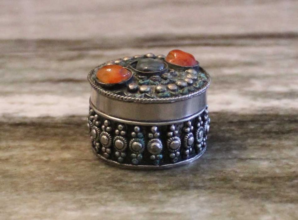 Caixa de comprimidos berbere marroquina antiga - trabalho artesanal