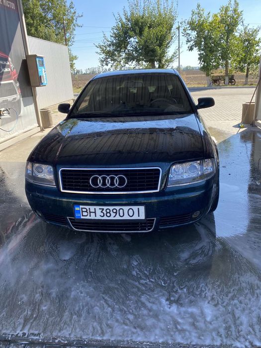 Машина Audi A6 2002 рік.