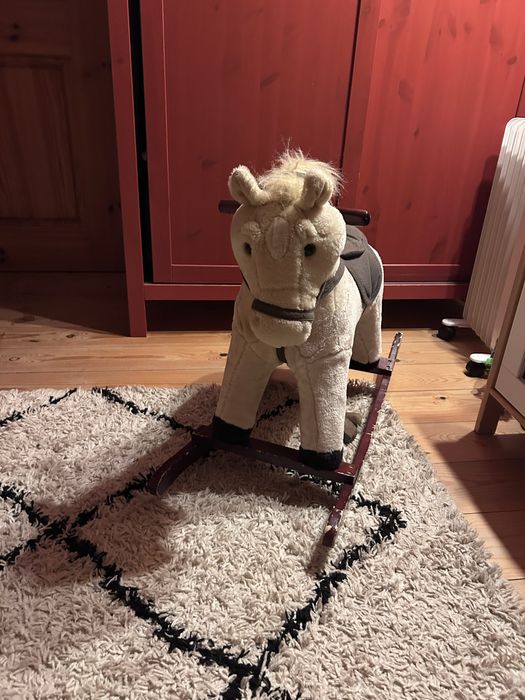 Cavalo de baloiço em peluche com estrutura de madeira