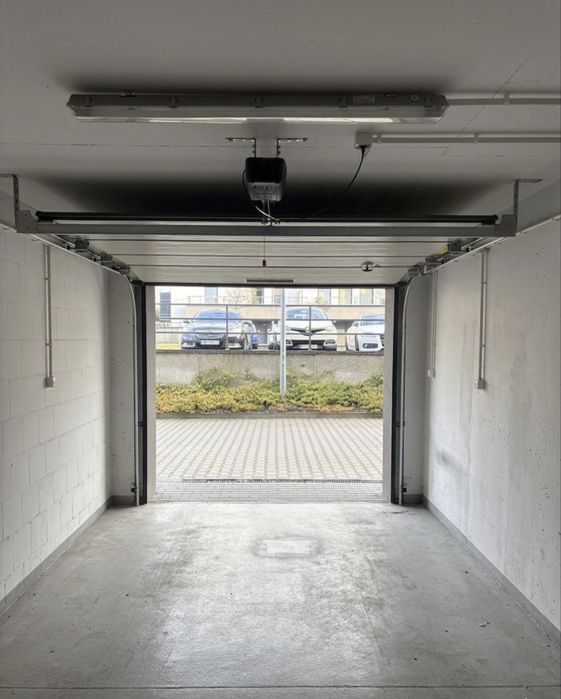 Garaż na sprzedaż Konin – ul. Berylowa. Z wejsciem na klatkę schodową.