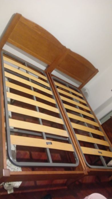 Vendo duas camas de solteiro madeira maciça.