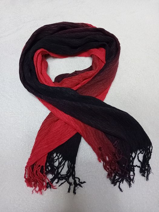 Szaliczek dwukolorowy z frędzlami. Stan bardzo dobry.