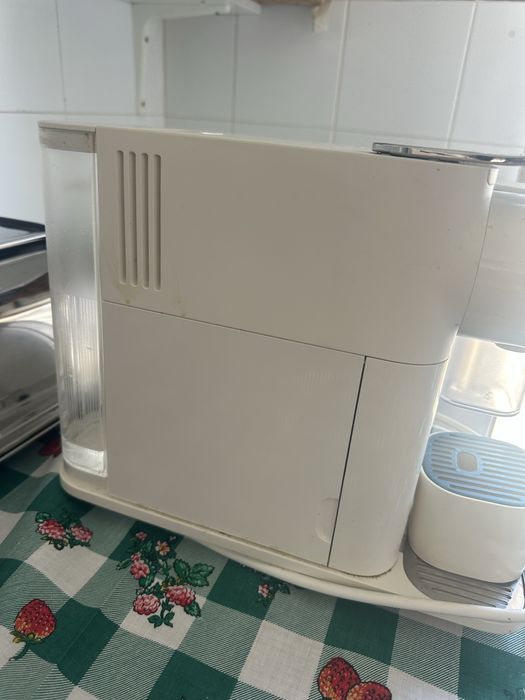 Máquina de Café Nespresso com sistema de leite