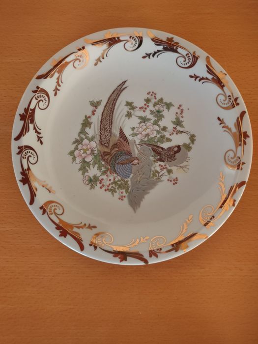 Conjunto de pratos em porcelana japonesa.