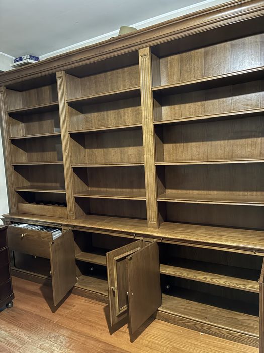 Estante com três módulos em madeira maciça