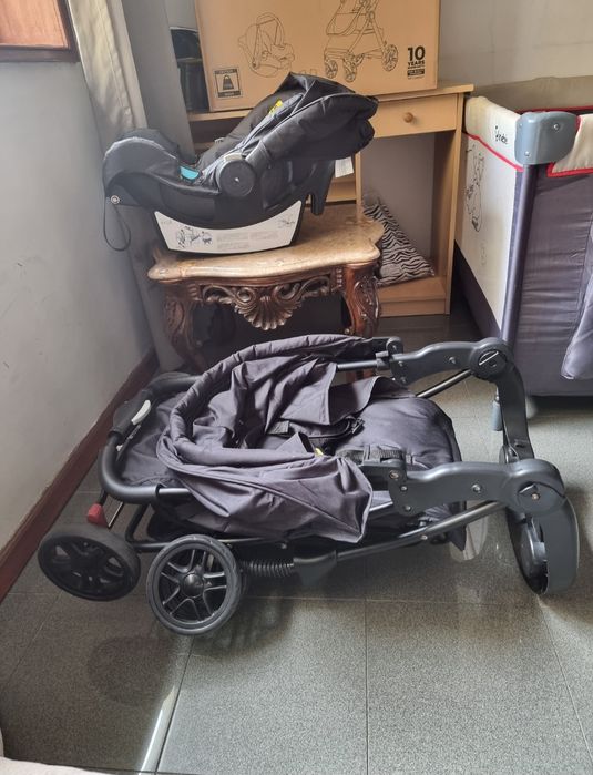 Carrinho de bebê mais cadeirinha confort.