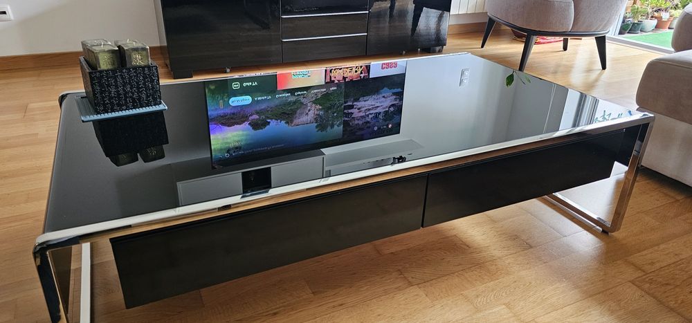 Mesa de centro em vidro preto.