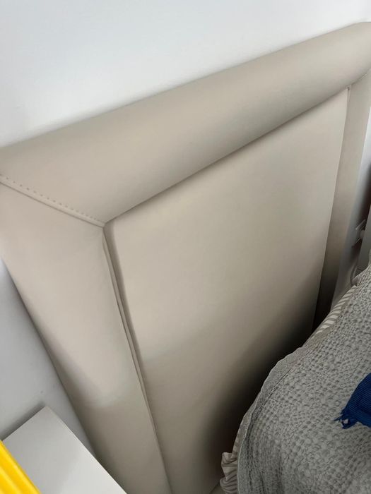 Cama individual com cabeceira estofada + Secretária branca – Quarto de criança