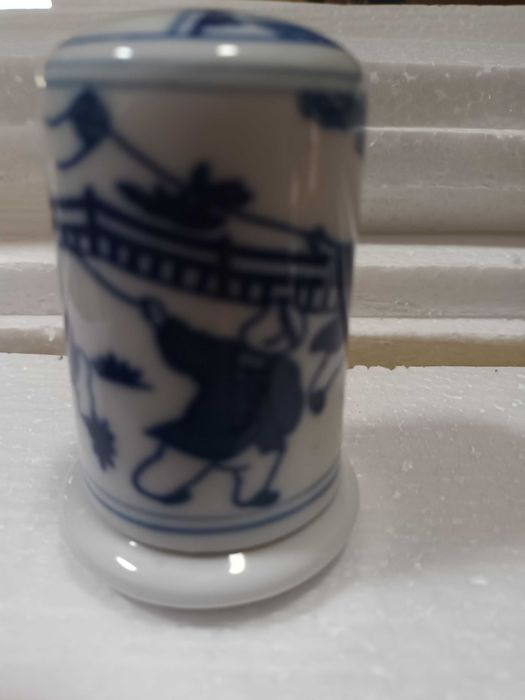 Paliteiro em porcelana oriental em estado irrepreensível