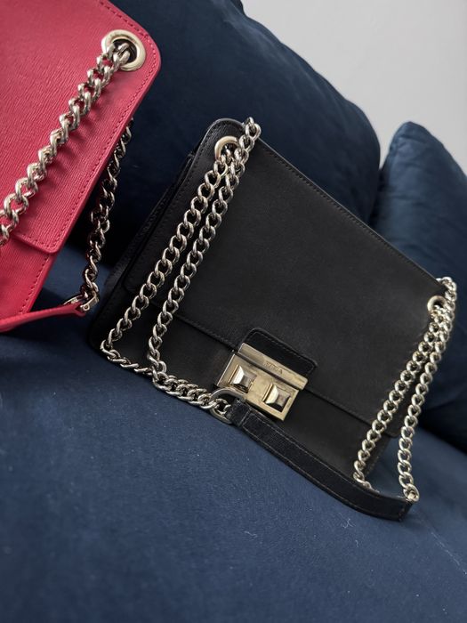 Czarna torebka furla