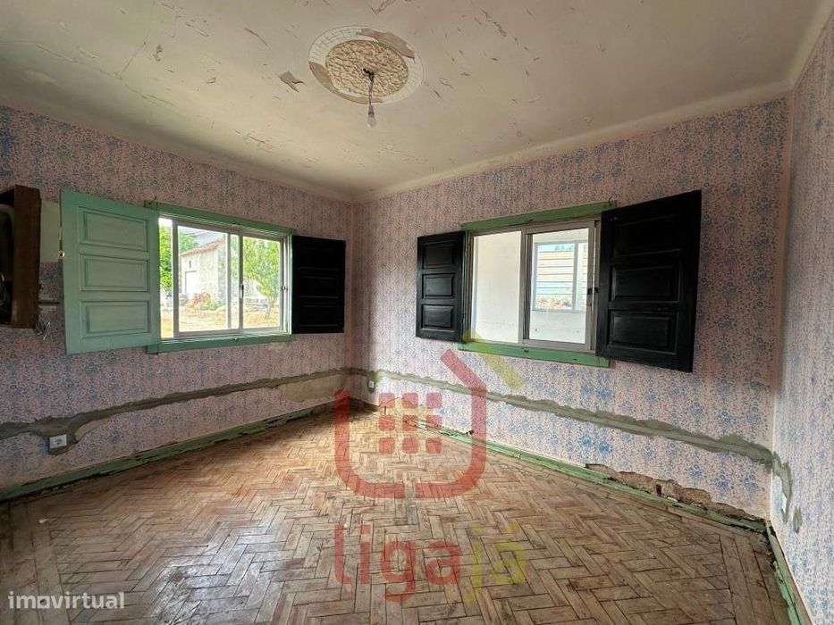 Moradia T4 em Reconstrução - Barrocaria / Olival!