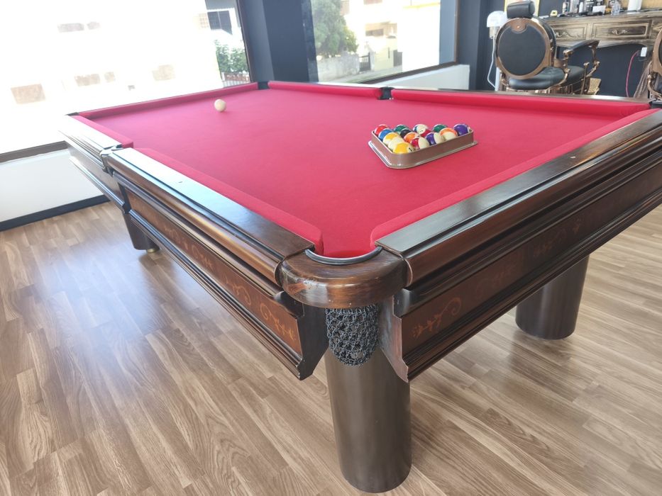 Mesa de bilhar em ótimo estado.