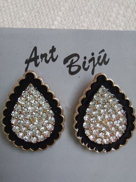 Brincos em forma de gota com pedras brilhantes e pretas