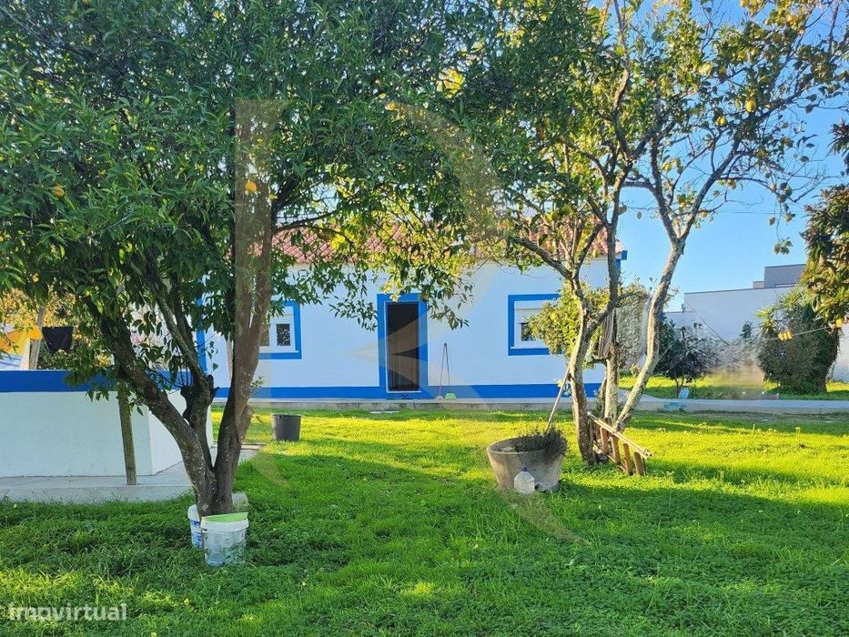 Moradia T3 transformada em T2 com Garagem, inserida num terreno de ...