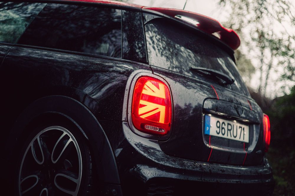 Mini John Cooper Works com muito material