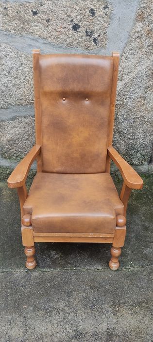 Caldeirão em madeira maciça e couro sintético