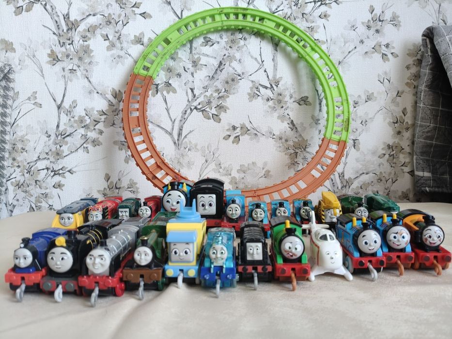 Велика колекція Thomas & Friends — 24 паровозики + рейки + літак