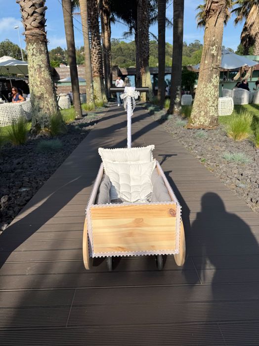Carinho de madeira feito a mão , para casamento e outros eventos ! Orçamento por mensagem privada! Cor de laço pode mudar-se sobre pedido