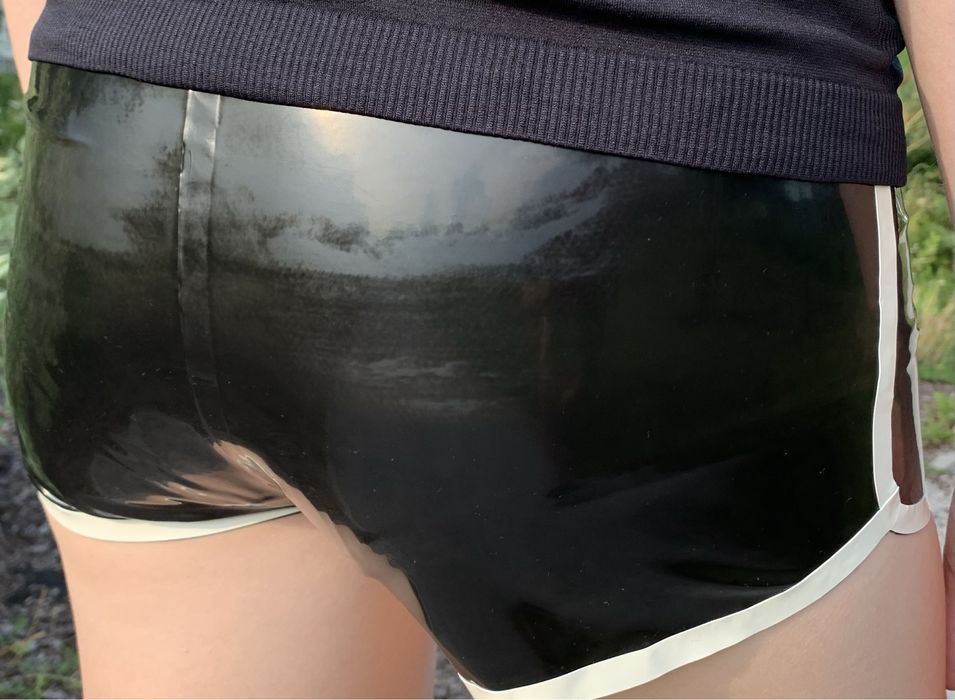 Szorty spodenki damskie latex lateks