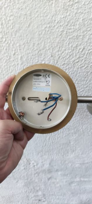 Ceiling-mounted projector track with 3 projectors430894314506823684