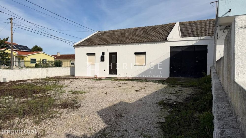 Moradia T2 a necessitar de obras e em fase de legalização