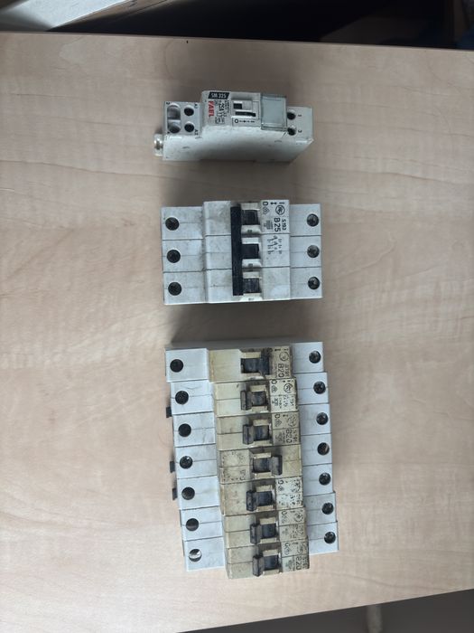 Włacznik nadprądowy B25 B20 używane
