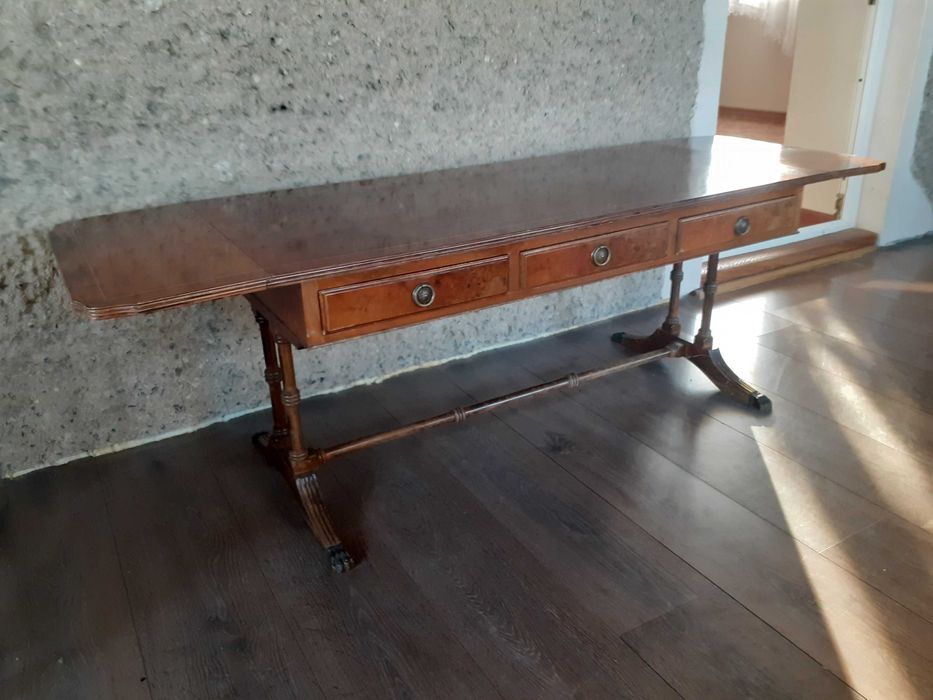 Antyczny stolik klepak