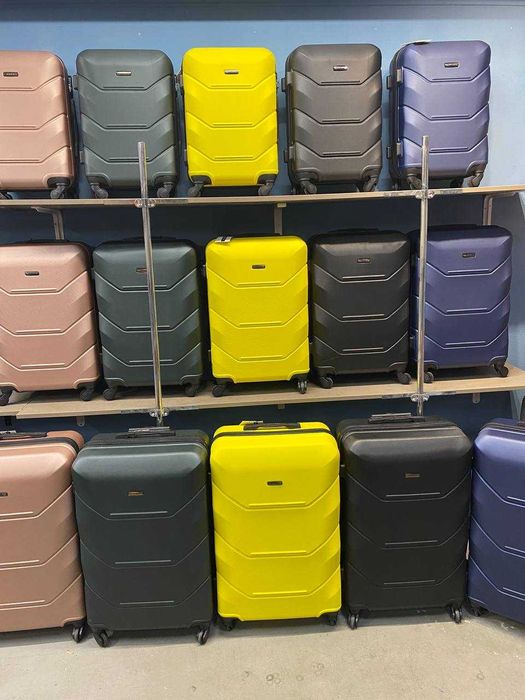 Валіза, чемодан пластиковий на колесах Wings Польша (П09)