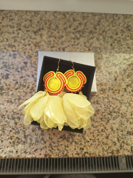 Żółte kolczyki sutasz