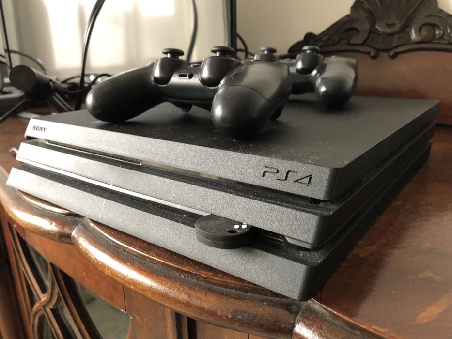 Ps4 Pro com 2 comandos