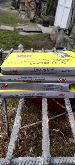 Замок врізний. Без ручок сама середина. 410C PVC