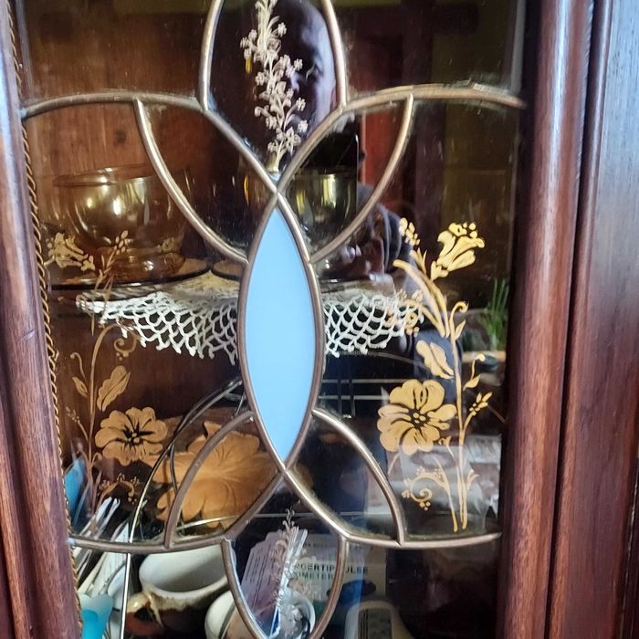 Kredens   ładny zdobiony.