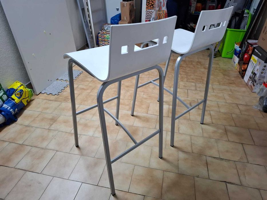 2 x Cadeiras de Bar de Pé Alto (como novas)