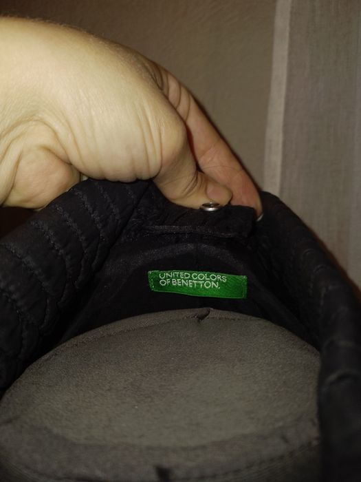 Продам фірмову курточку вітровку на розм М або 44-46