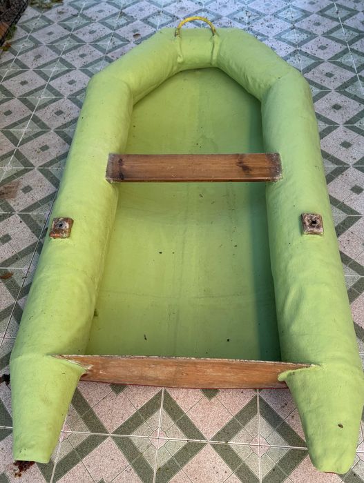 Barco a remos em fibra de vidro